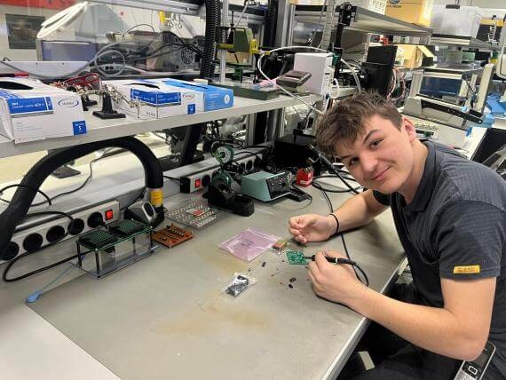 Seth Abderhalden, Lernender Physiklaborant Seth Abderhalden, Lernender Physiklaborant